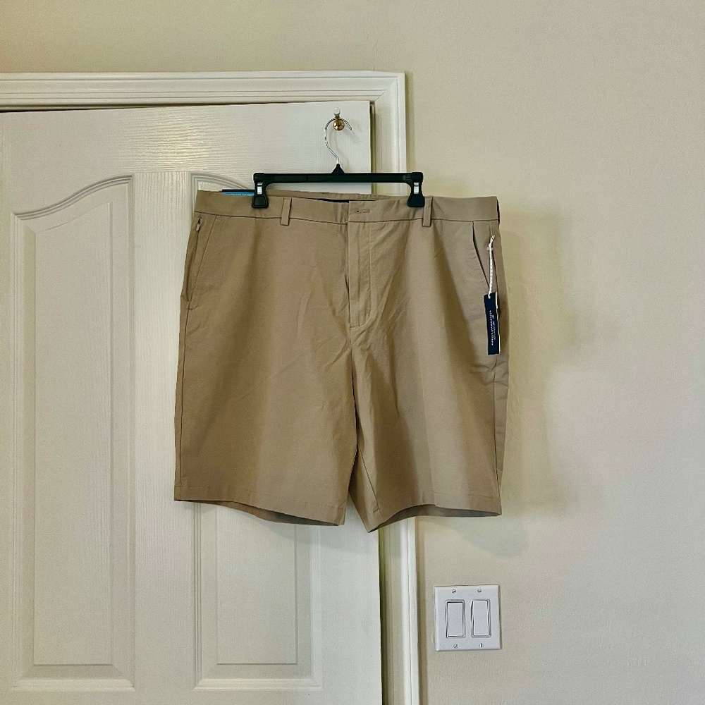 NWT Vineyard Vine Performance 9" On the Go Shorts. 42" waist